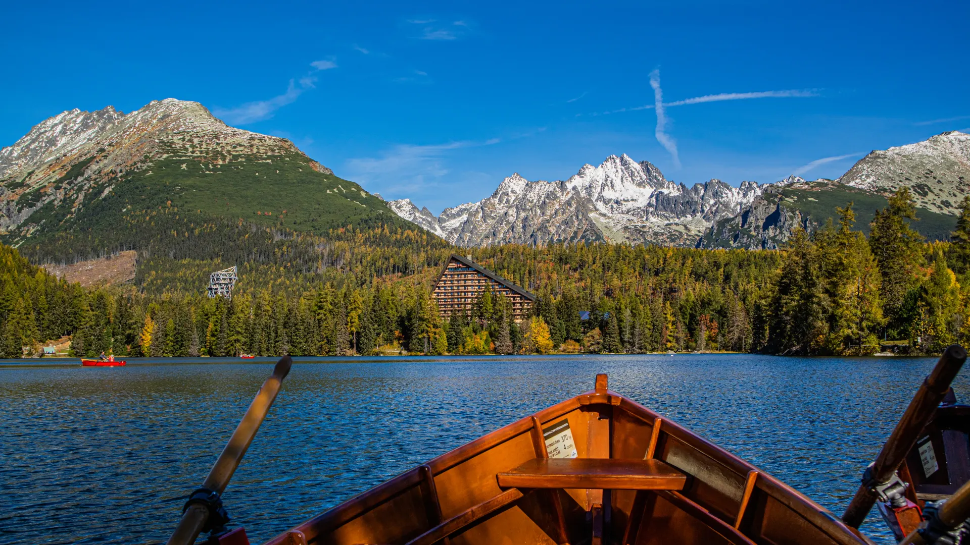 Łódka na Szczyrbskim Plesie z widokiem na Tatry Wysokie