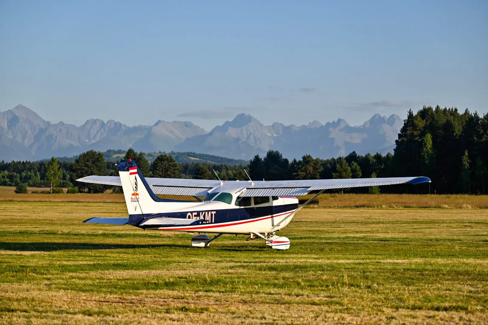 Samolot Cessna na lądowisku z panoramą Tatr w tle