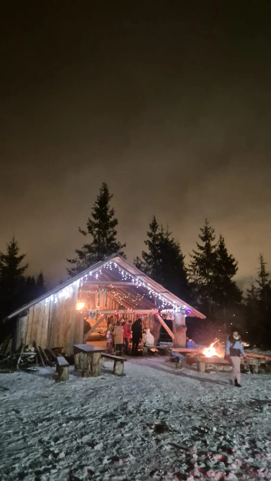 Wieczorny event firmowy w góralskiej bacówce zimą