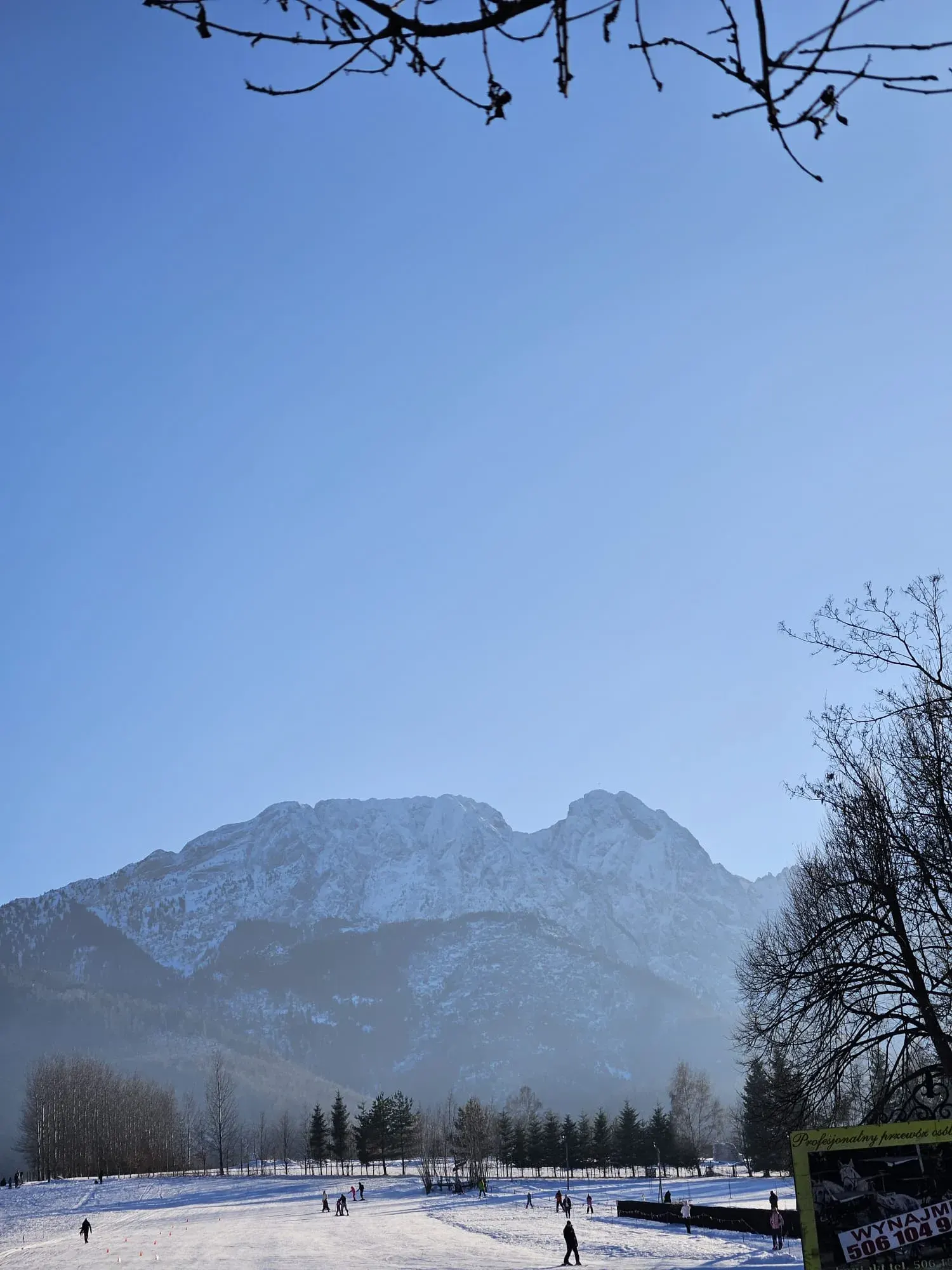 Widok na zimowy Giewont z okolic Zakopanego