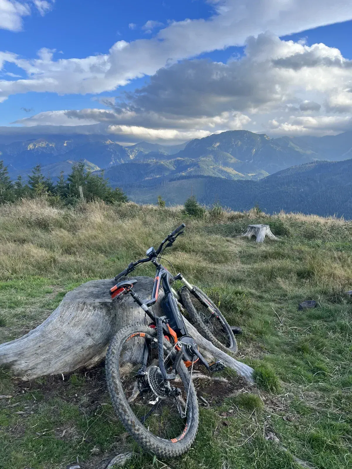 Rower MTB enduro na szczycie z widokiem na góry