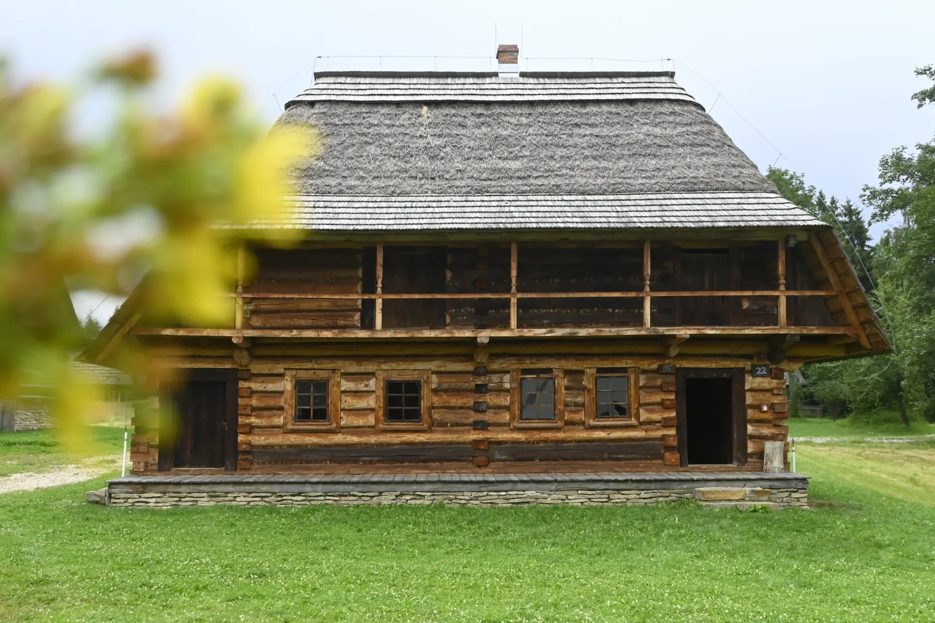 Drewniana chata góralska z gontowym dachem w skansenie na Podhalu