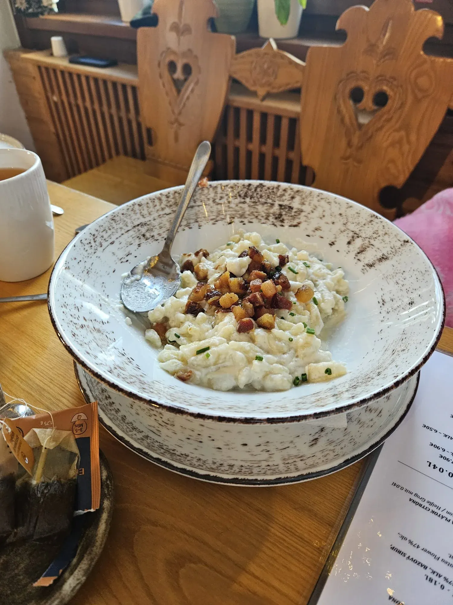 Bryndzowe halušky podane w góralskiej karczmie