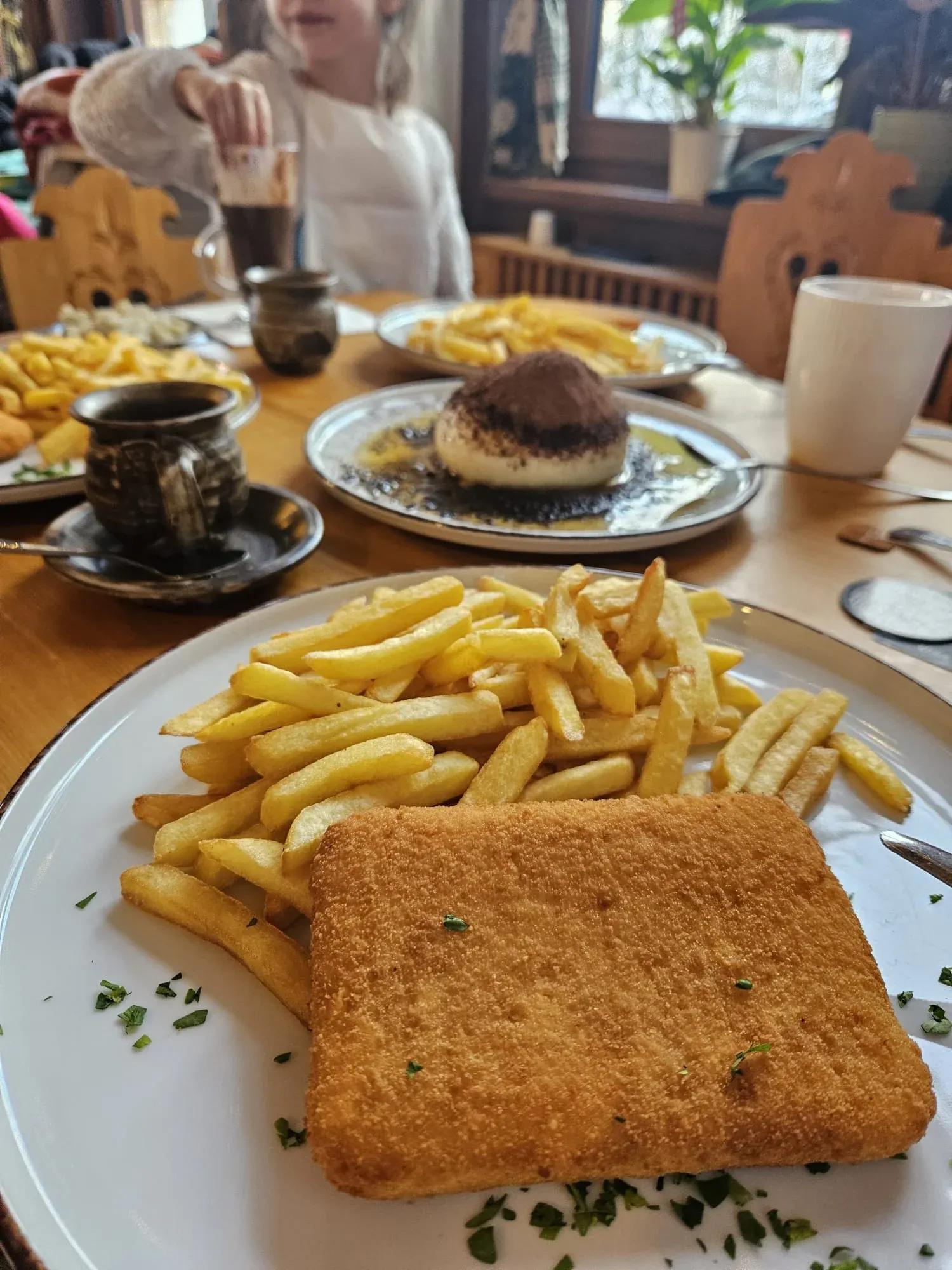 Kotlet z frytkami w góralskiej karczmie